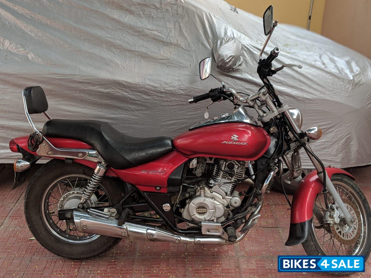 Red Bajaj Avenger 220 DTS-i