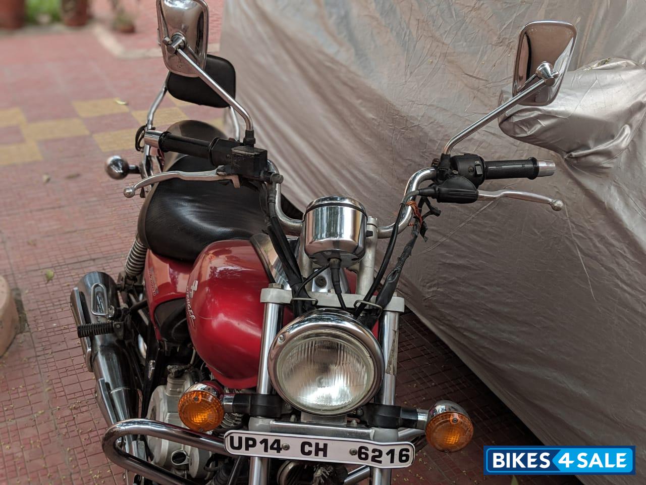 Red Bajaj Avenger 220 DTS-i