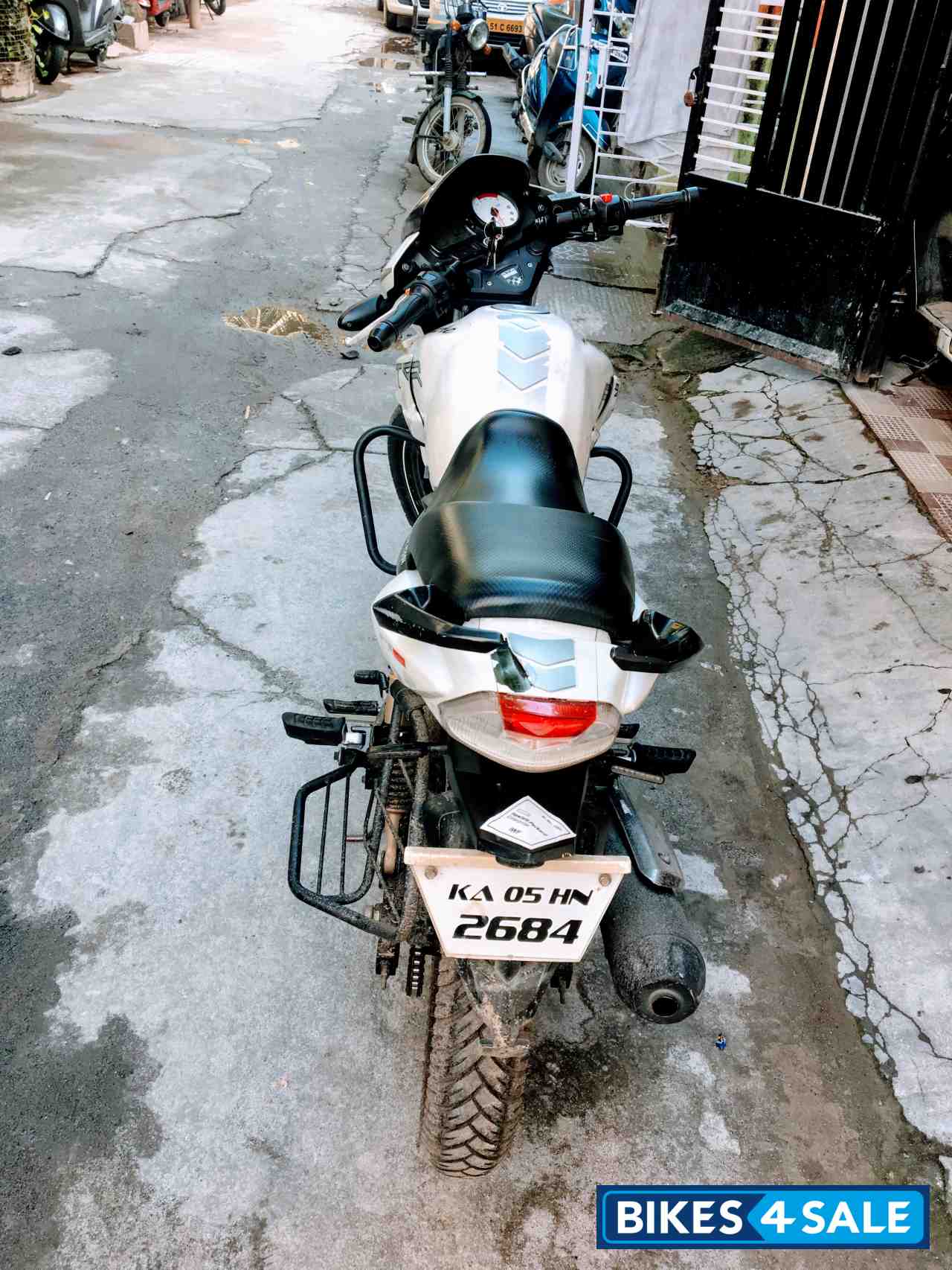 White TVS Apache RTR 180