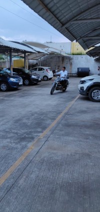 Black Bajaj Avenger 180 DTS-i