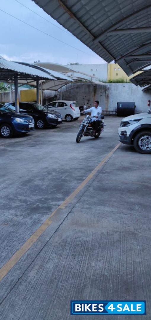 Black Bajaj Avenger 180 DTS-i