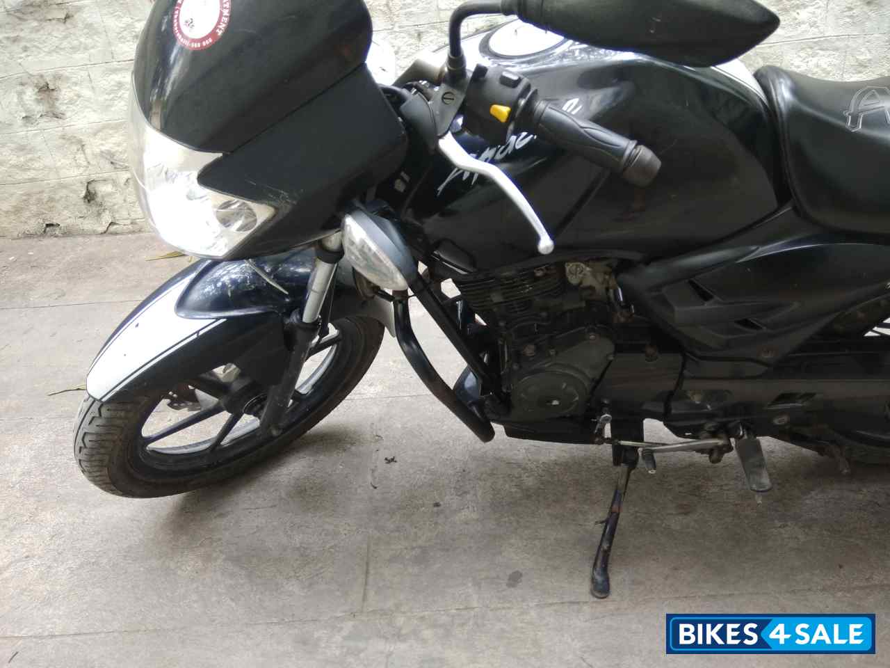 Black TVS Apache RTR 160