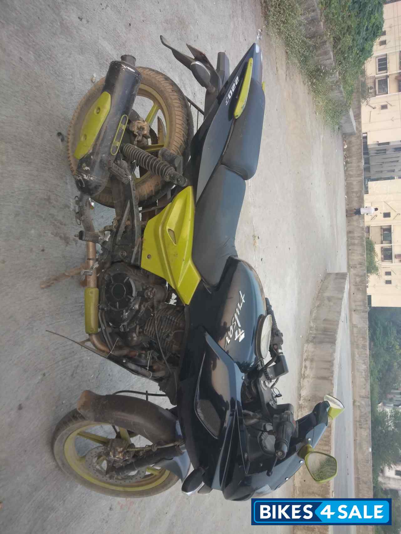 Black Bajaj Pulsar 220F