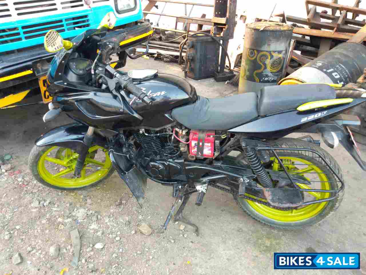 Black Bajaj Pulsar 220F