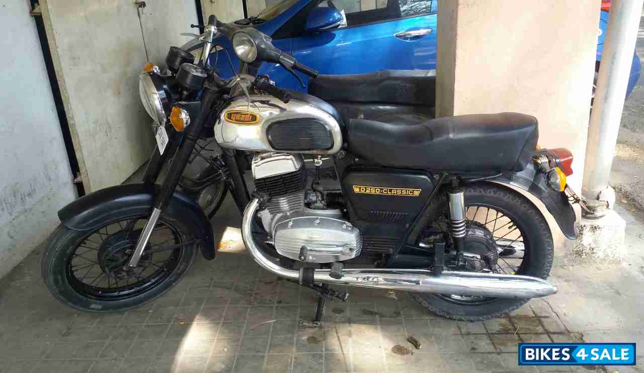 Chrome & Black Ideal Jawa Yezdi Classic