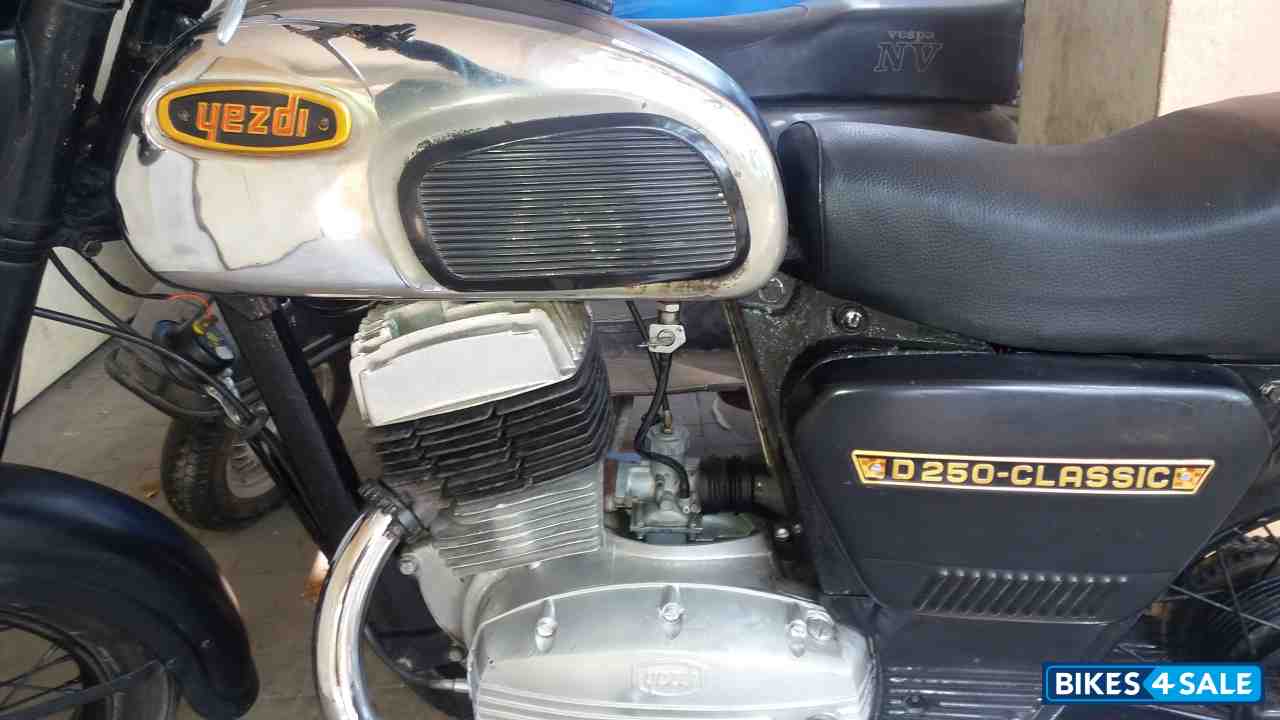 Chrome & Black Ideal Jawa Yezdi Classic