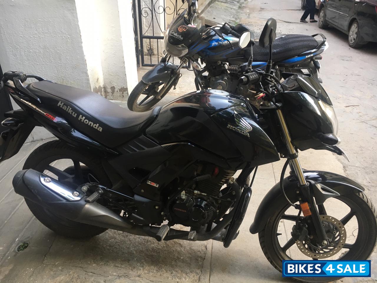 Black Honda CB Unicorn 160