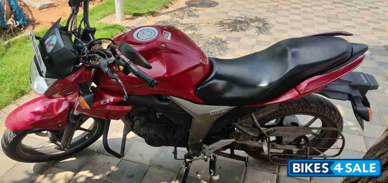 Red Suzuki Gixxer 150
