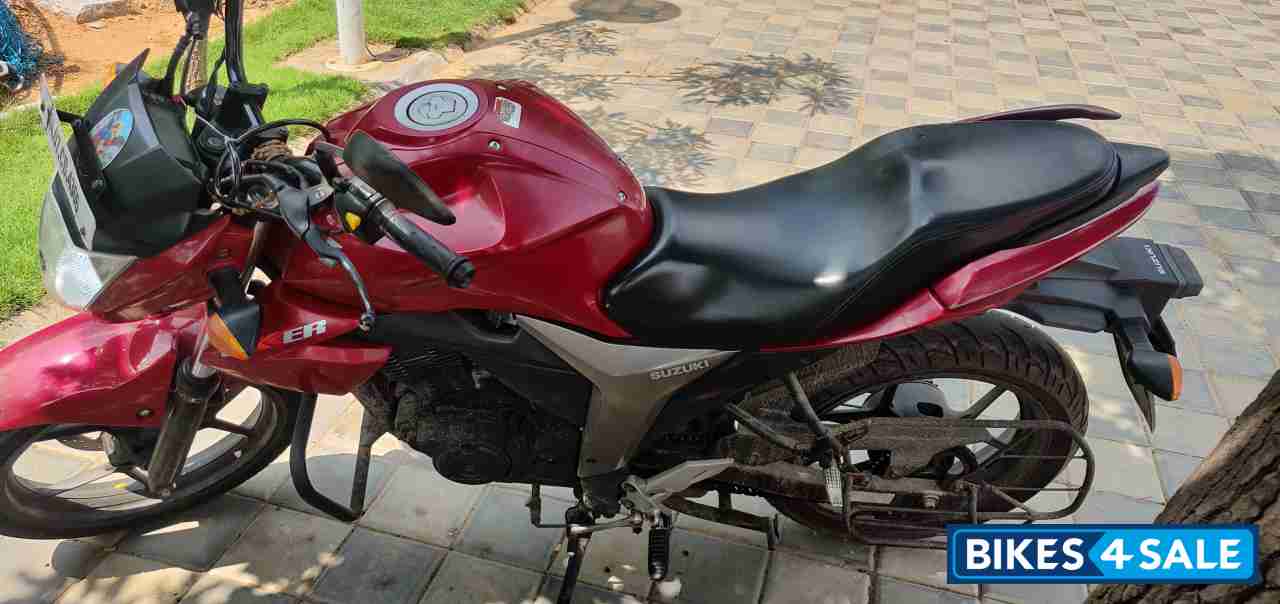 Red Suzuki Gixxer 150
