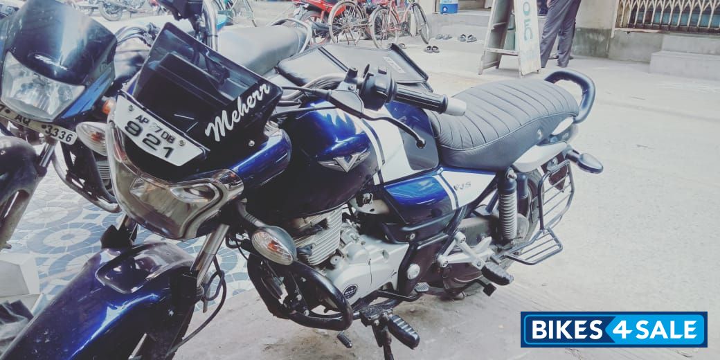 Bajaj V15