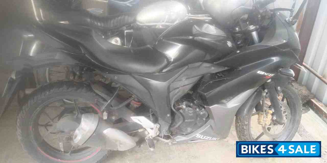Black Suzuki Gixxer SF