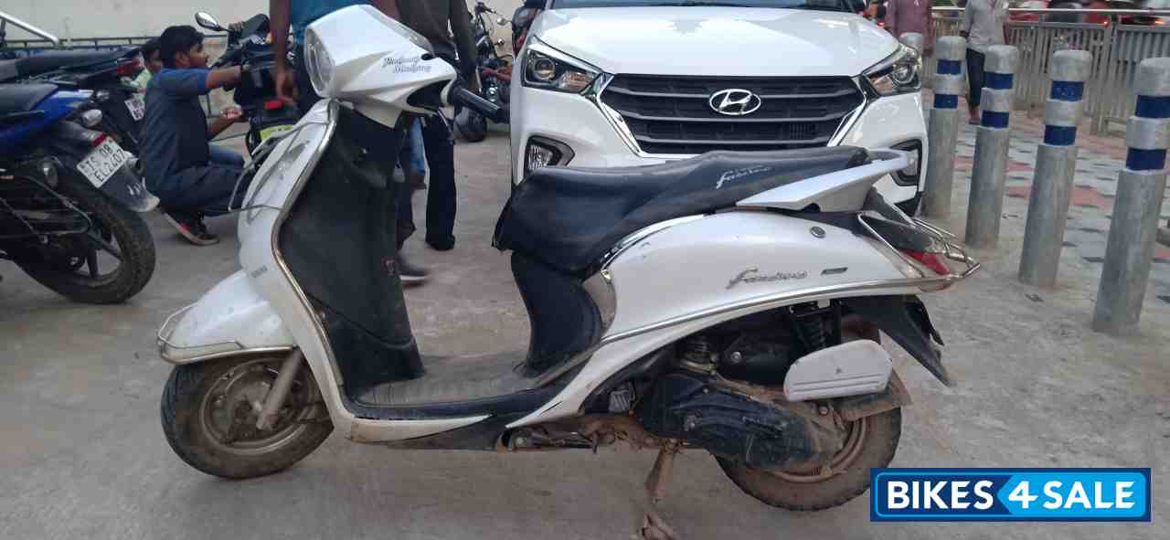 White Yamaha Fascino