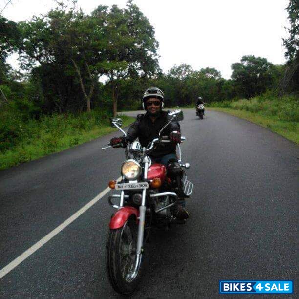 Red Bajaj Avenger 200 DTS-i