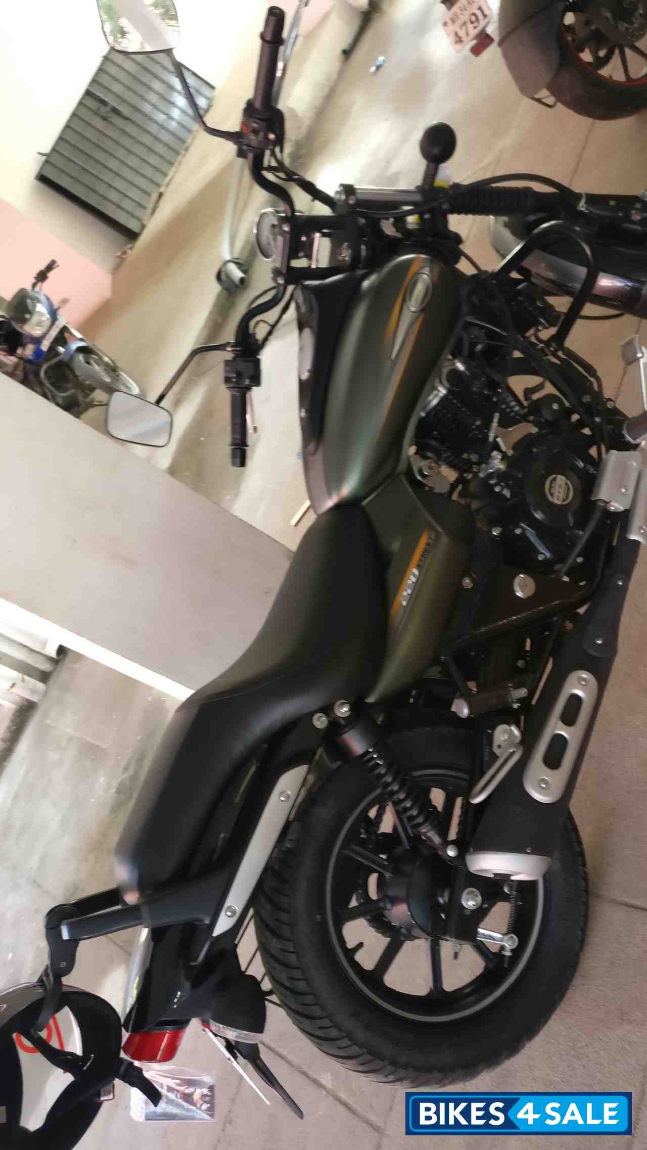 Metallic Green Bajaj Avenger Street 220