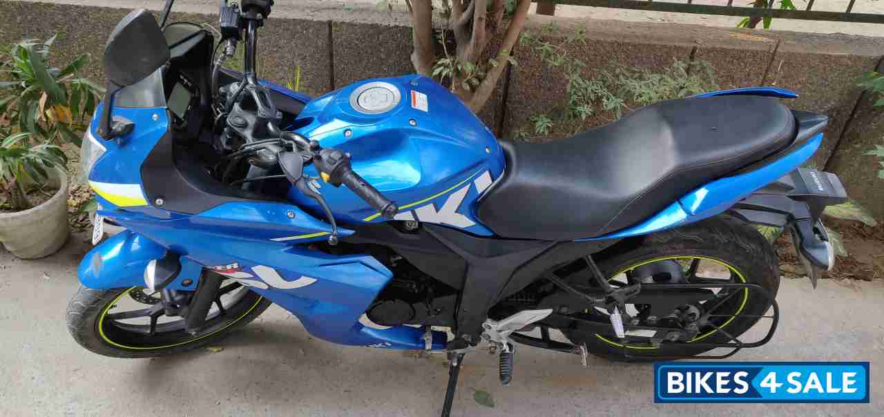 Blue Suzuki Gixxer SF