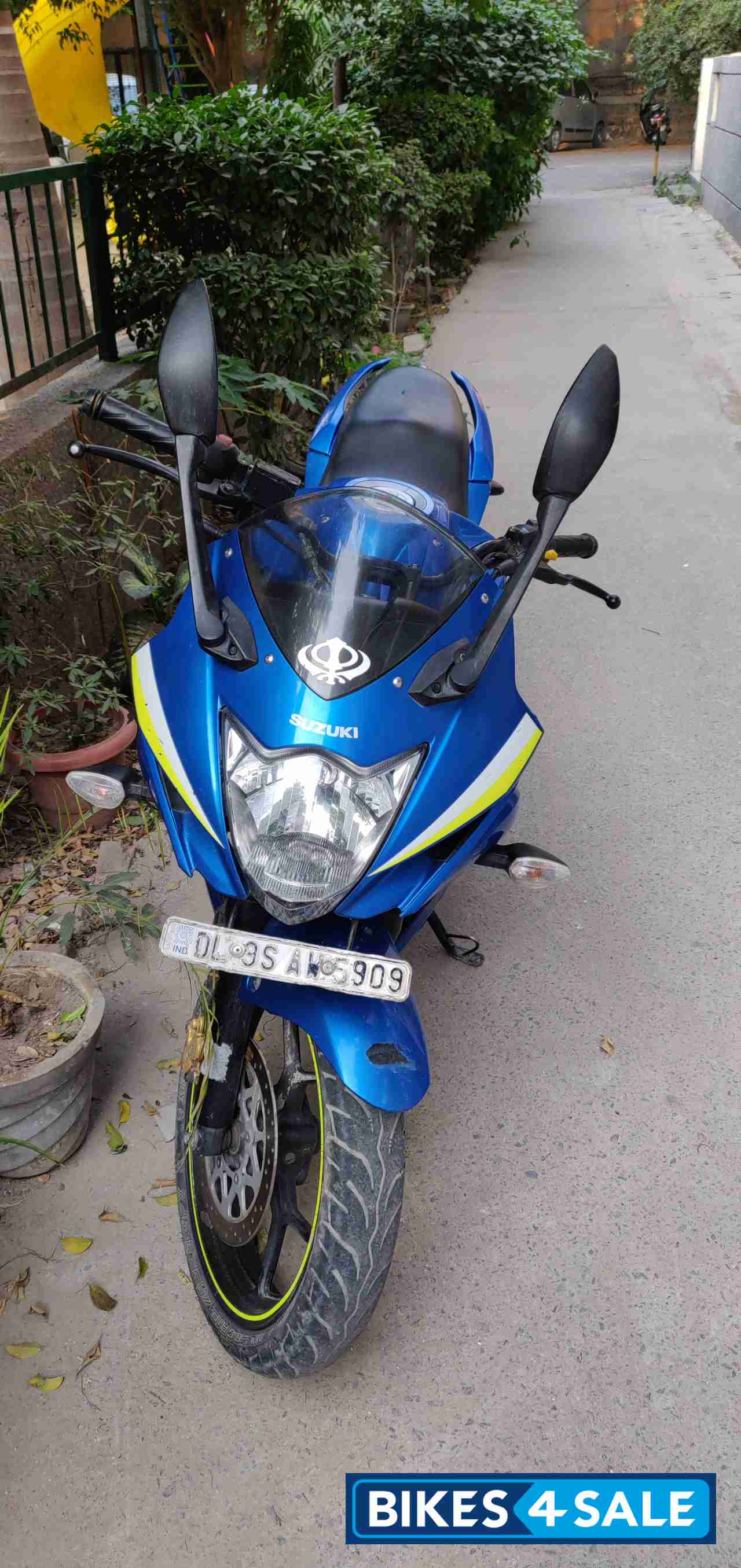 Blue Suzuki Gixxer SF Blue Suzuki Gixxer SF