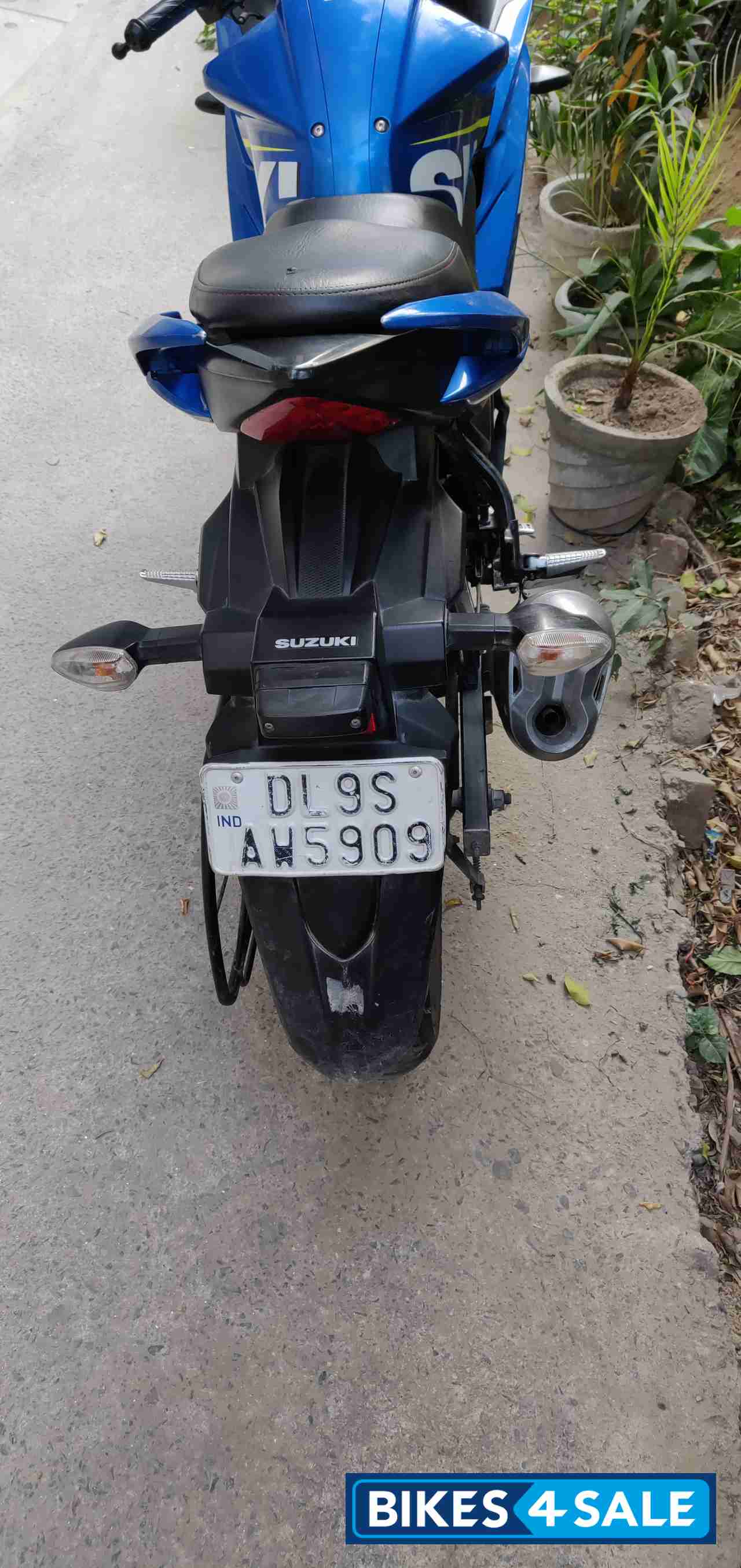 Blue Suzuki Gixxer SF Blue Suzuki Gixxer SF