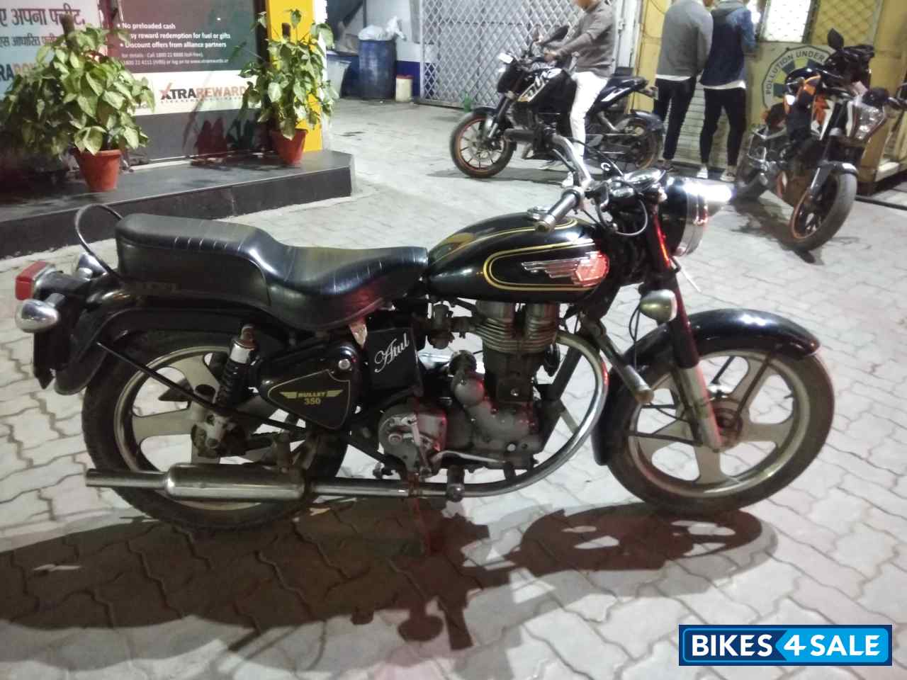 Black Royal Enfield Bullet Standard 350
