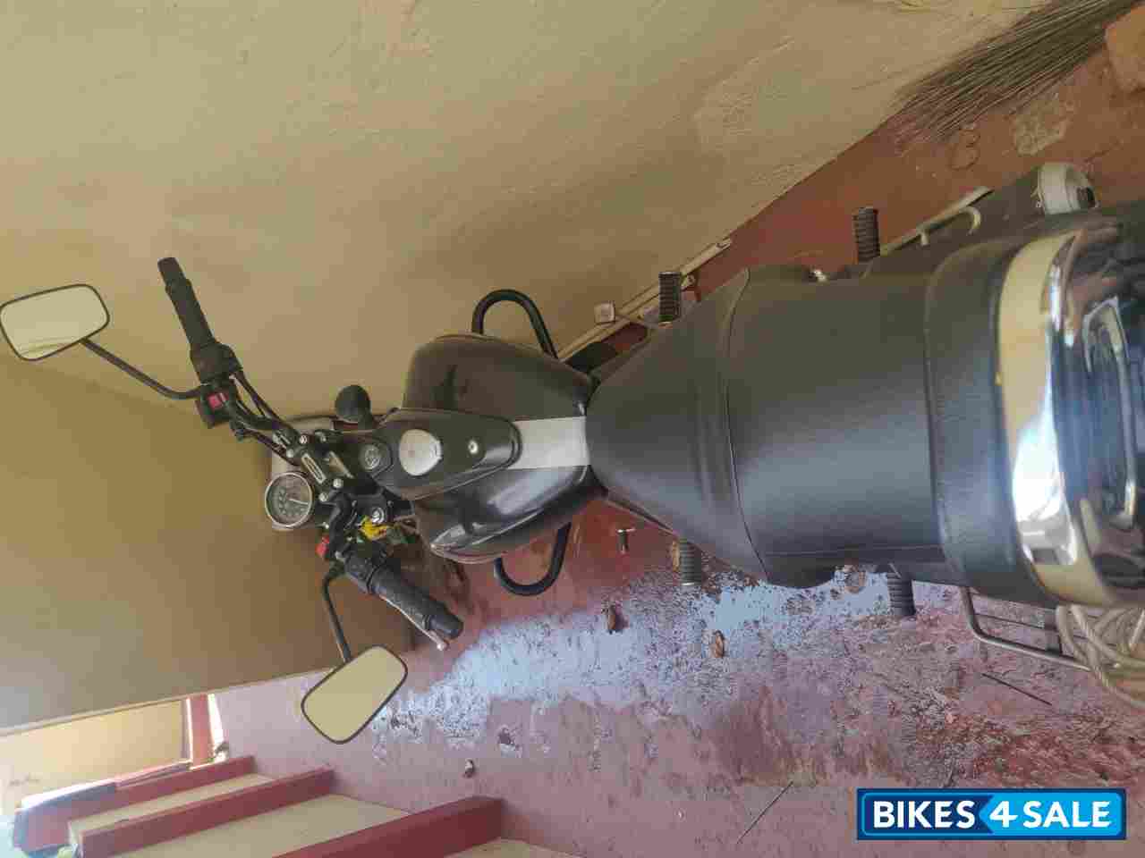 Black Bajaj Avenger Street 220