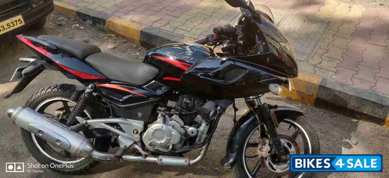 Black Bajaj Pulsar 220F