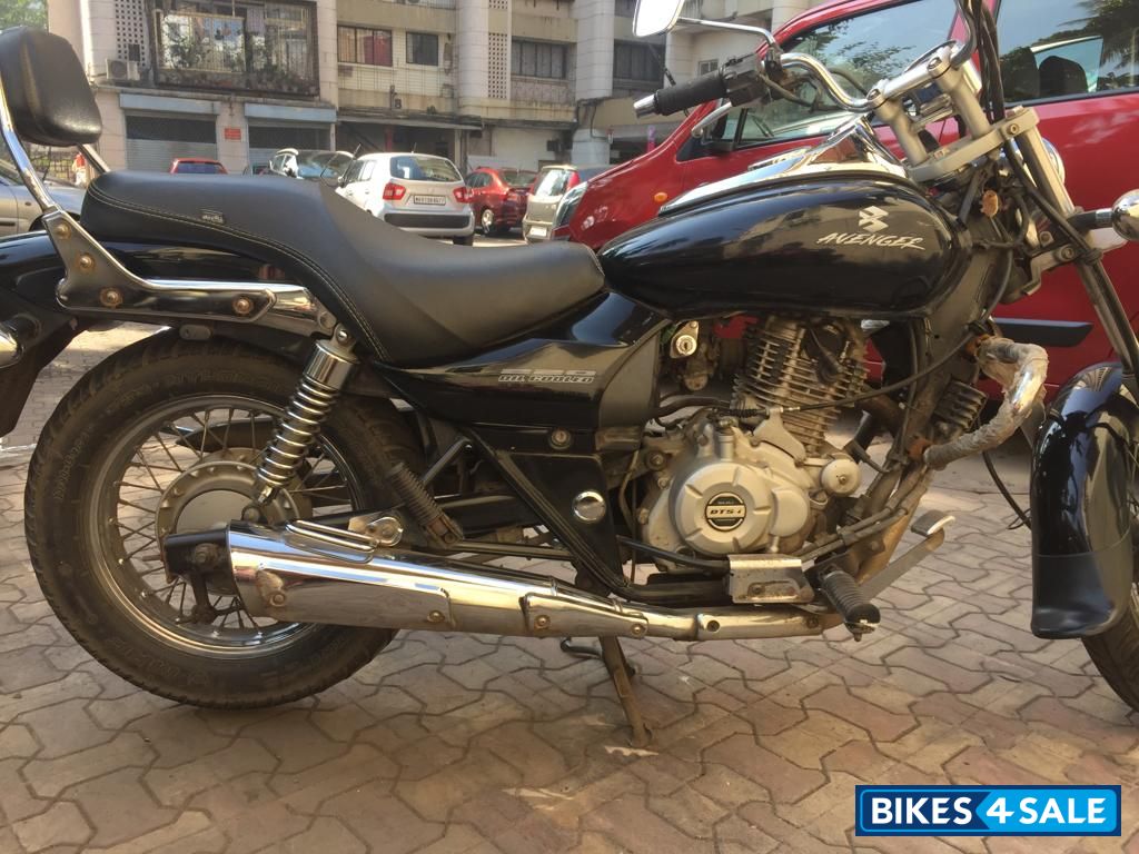 Black Bajaj Avenger 220 DTS-i