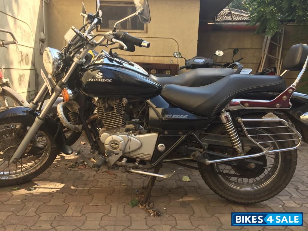 Black Bajaj Avenger 220 DTS-i