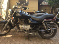 Black Bajaj Avenger 220 DTS-i