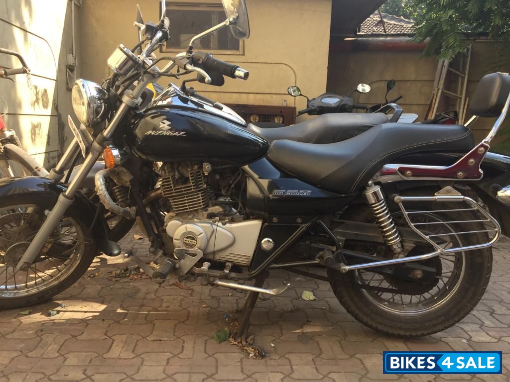 Black Bajaj Avenger 220 DTS-i