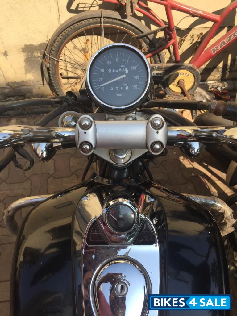 Black Bajaj Avenger 220 DTS-i