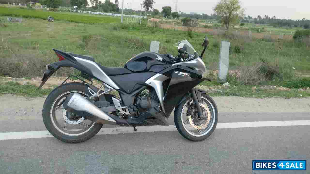 Black Honda CBR 250R