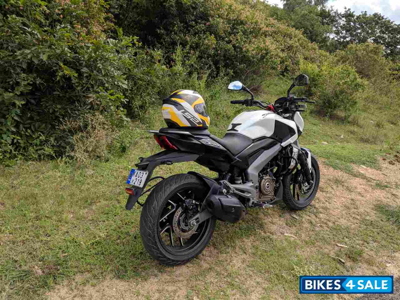 White Bajaj Dominar 400