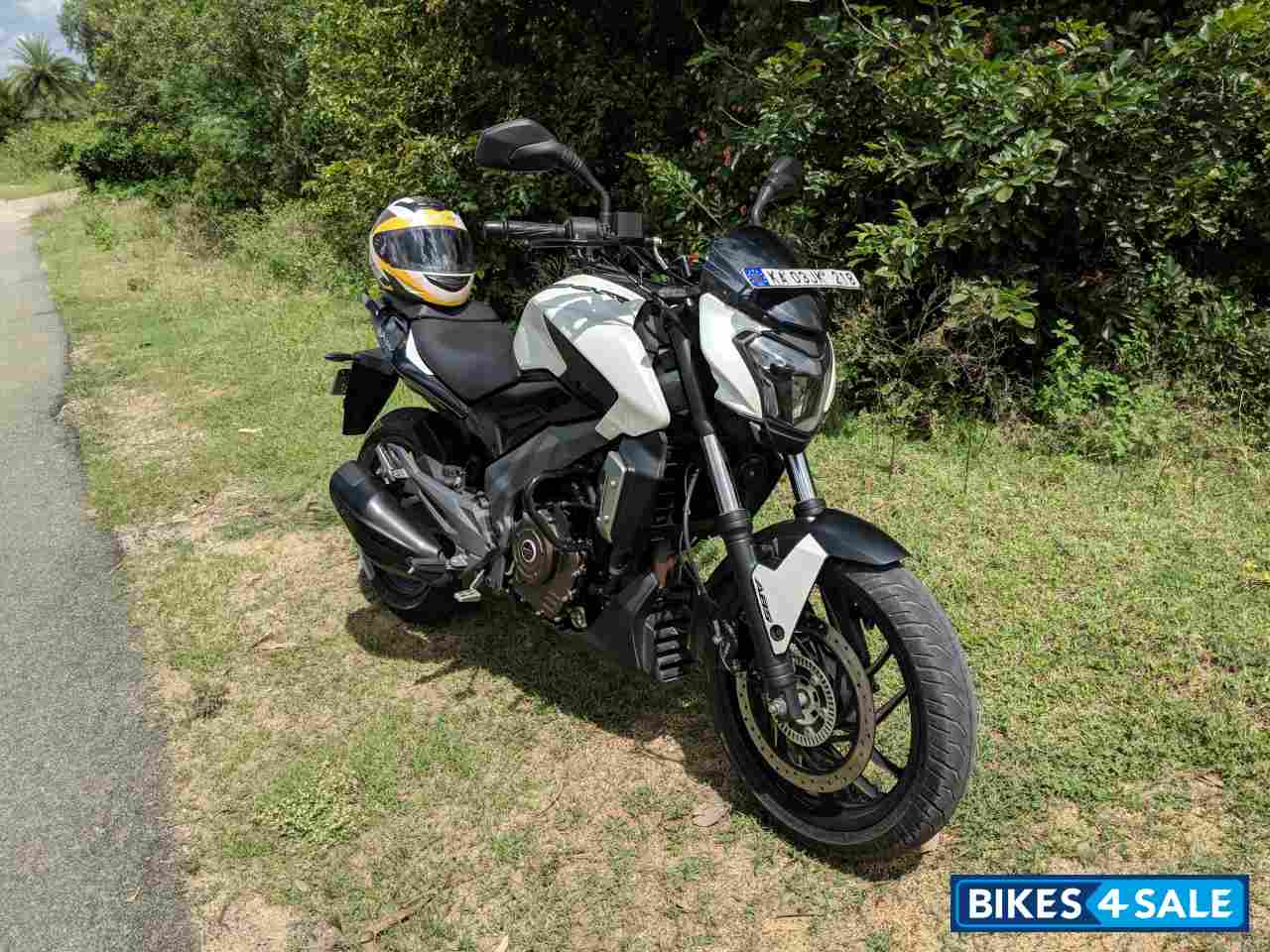 White Bajaj Dominar 400