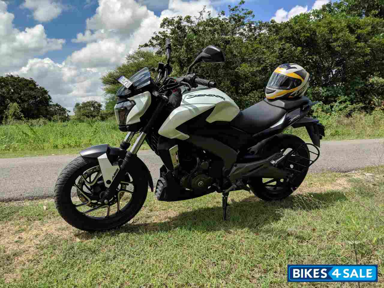 White Bajaj Dominar 400