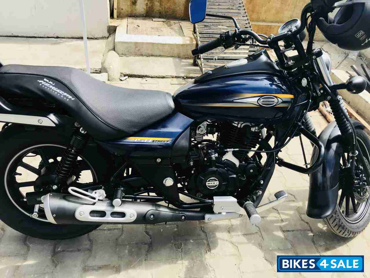 Blue Bajaj Avenger Street 150