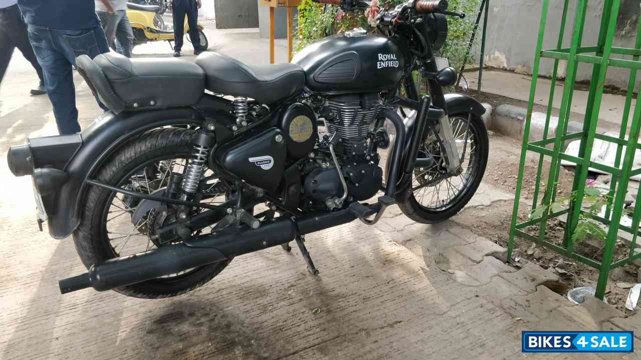Royal Enfield Classic Stealth Black