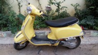 Yelow Vespa LX 125