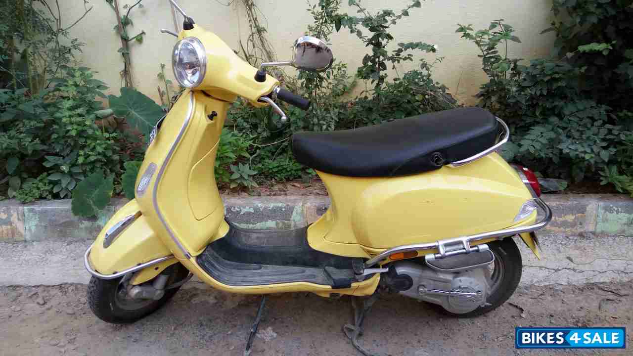 Yelow Vespa LX 125