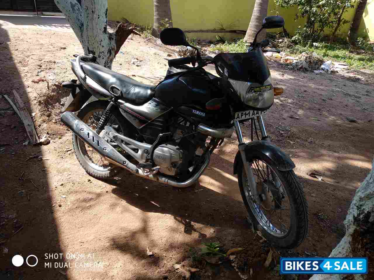 Black Yamaha Libero G5