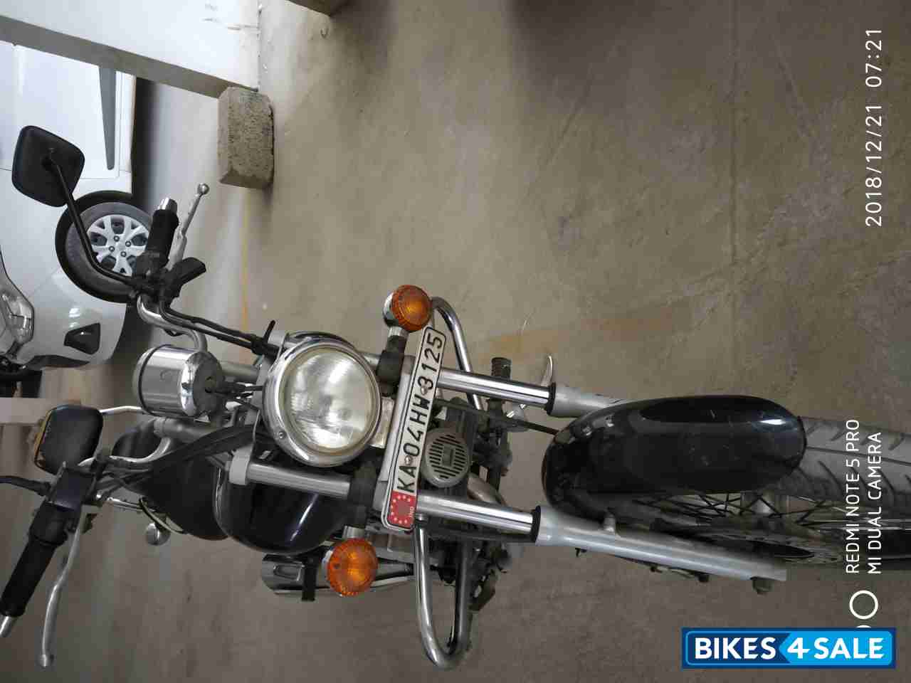 Black Bajaj Avenger 220 DTS-i