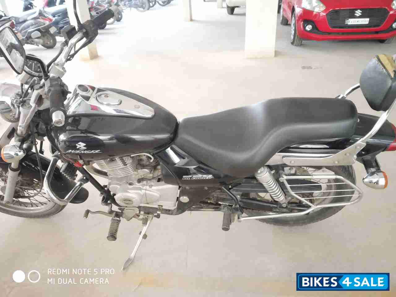 Black Bajaj Avenger 220 DTS-i Black Bajaj Avenger 220 DTS-i