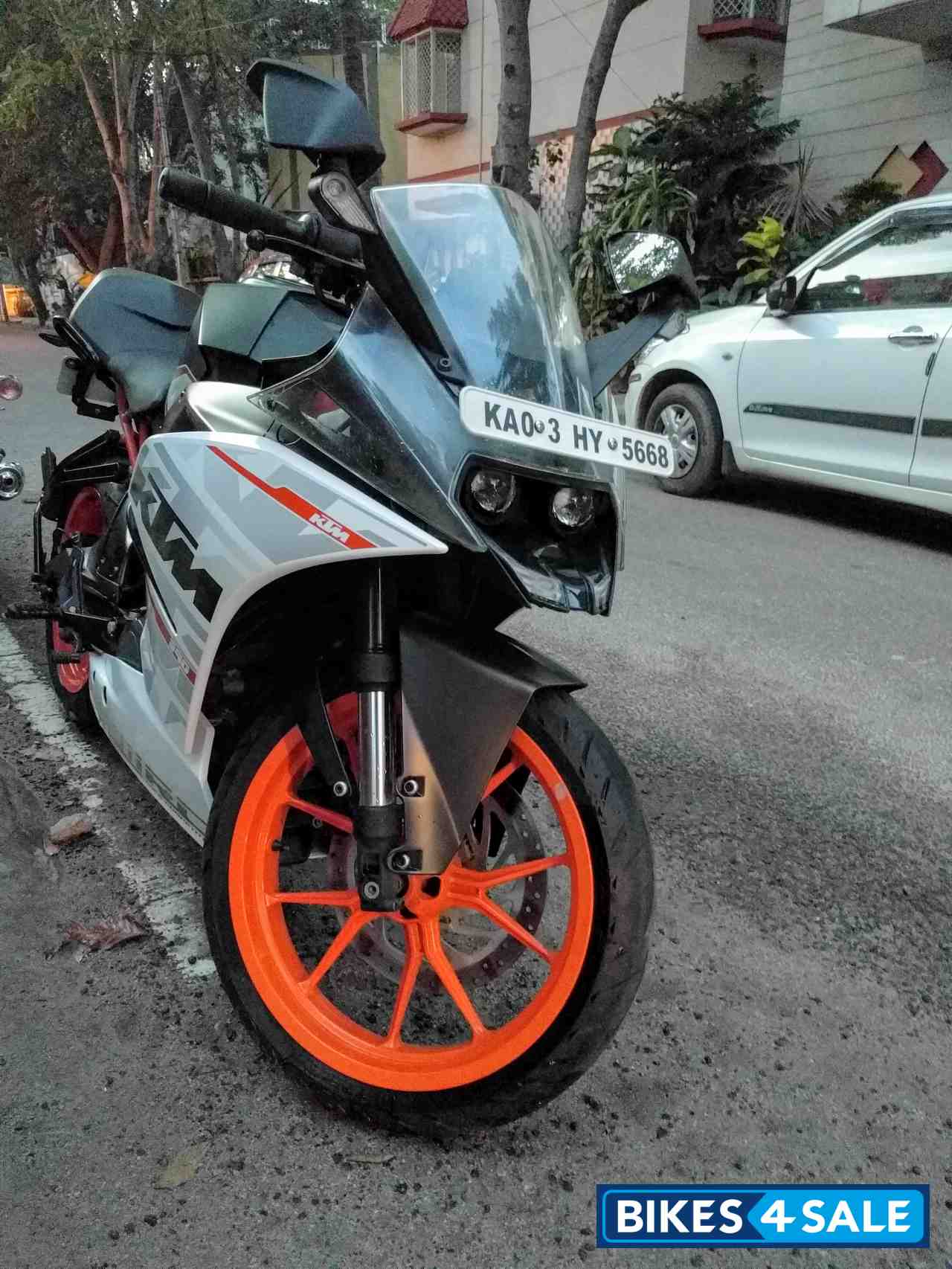 White KTM RC 390