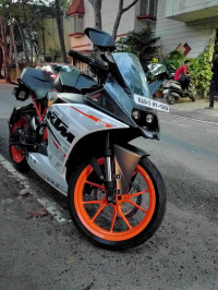 White KTM RC 390