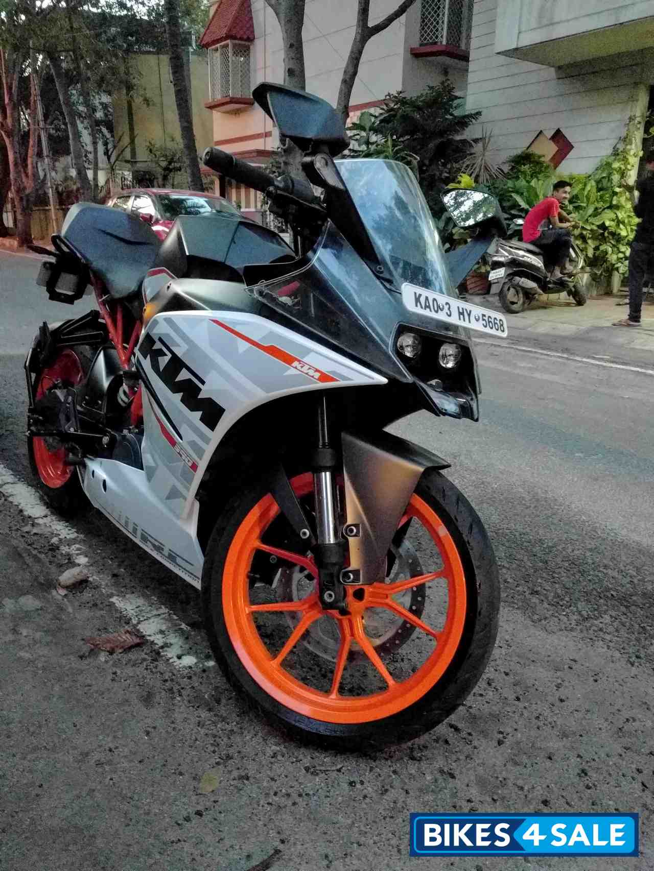 White KTM RC 390