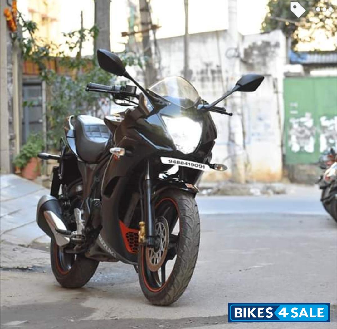 Glossy Black Suzuki Gixxer SF
