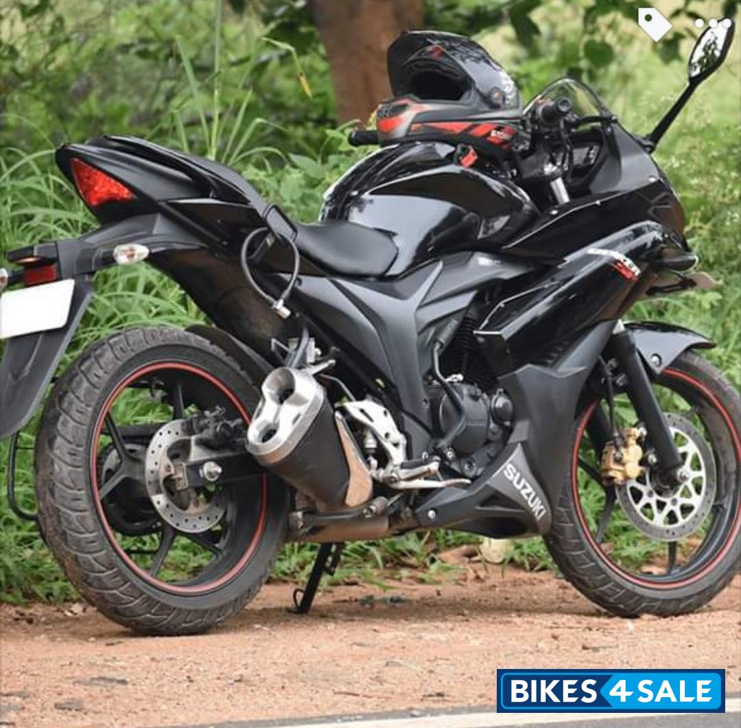 Glossy Black Suzuki Gixxer SF