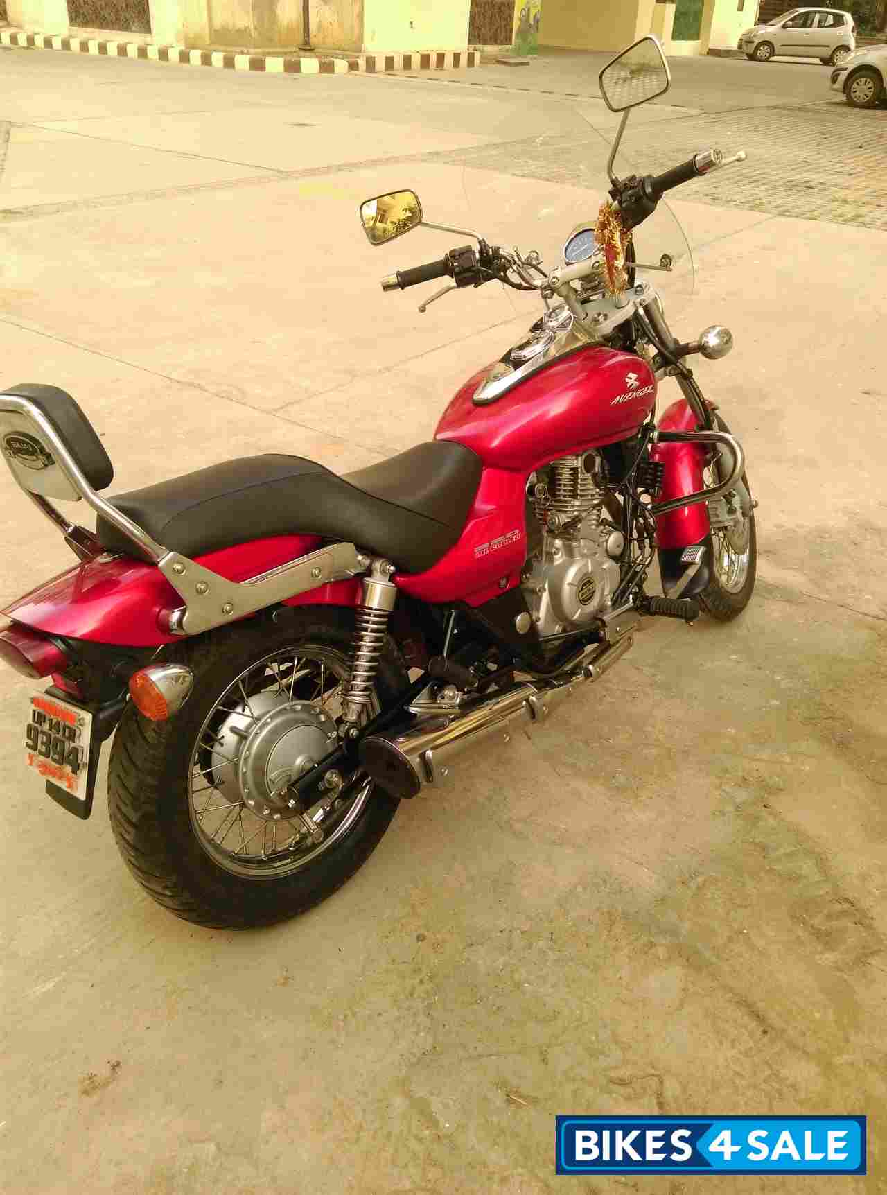 Red Bajaj Avenger 220 DTS-i