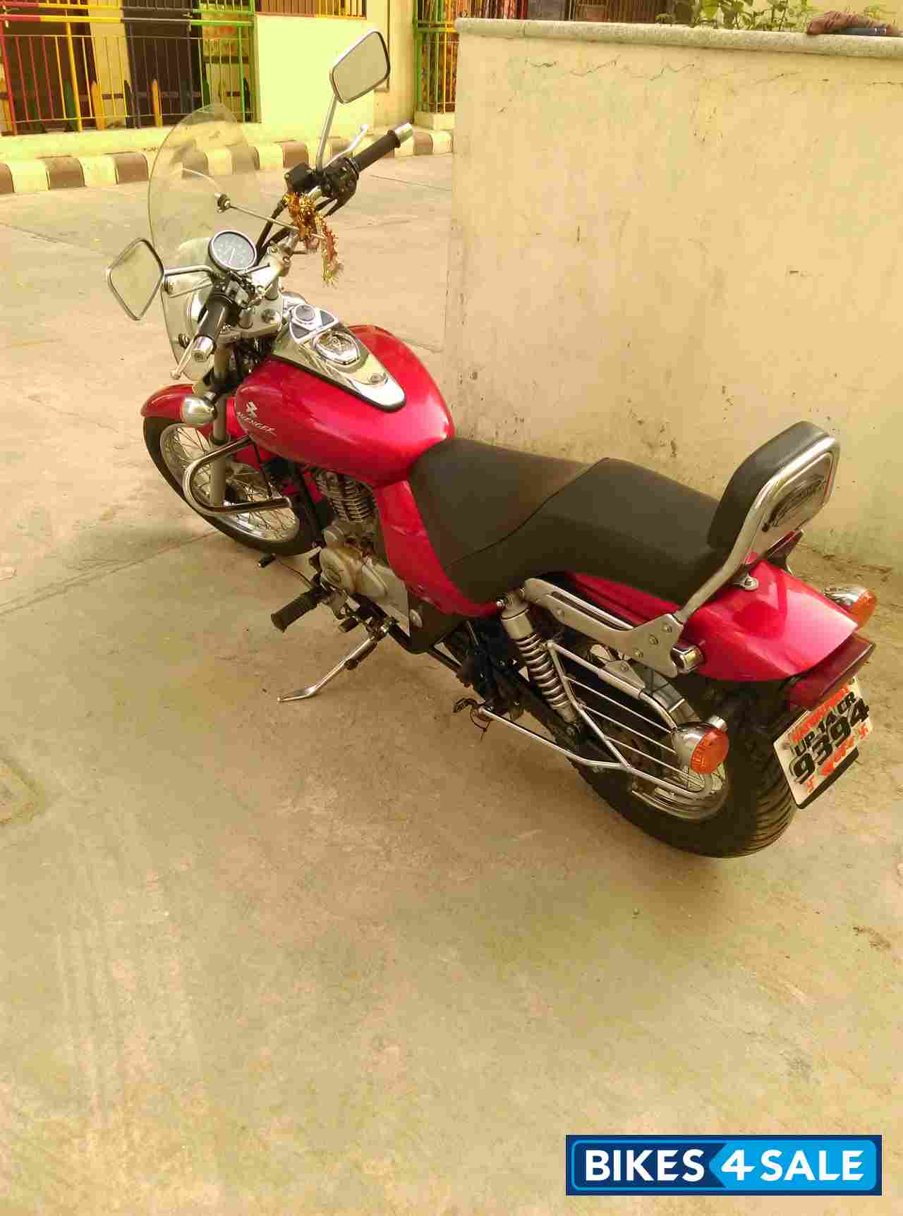 Red Bajaj Avenger 220 DTS-i