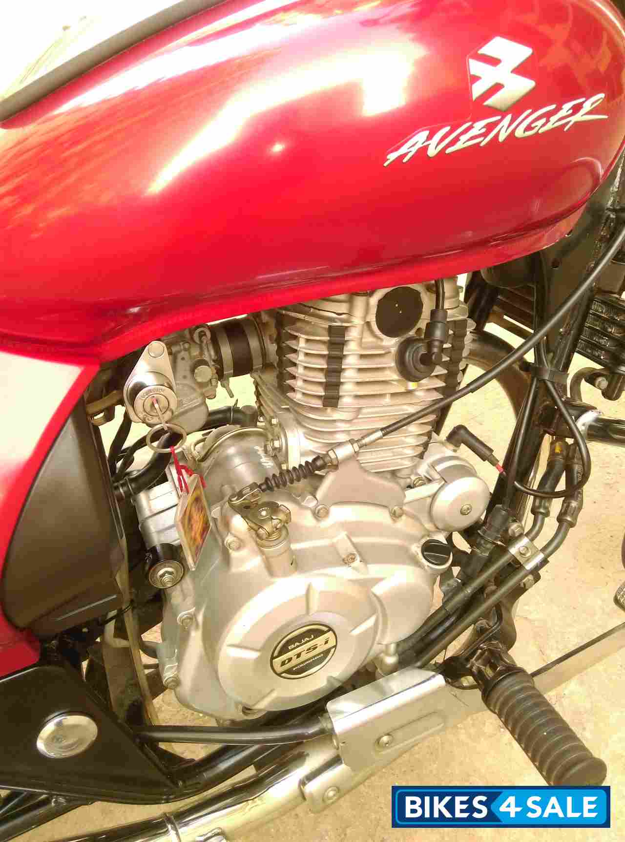 Red Bajaj Avenger 220 DTS-i