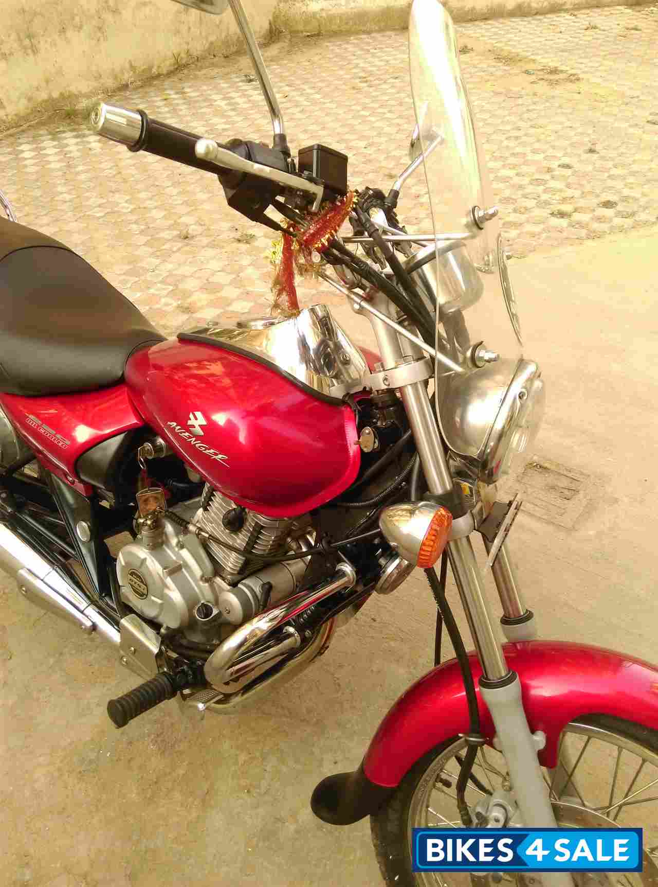 Red Bajaj Avenger 220 DTS-i