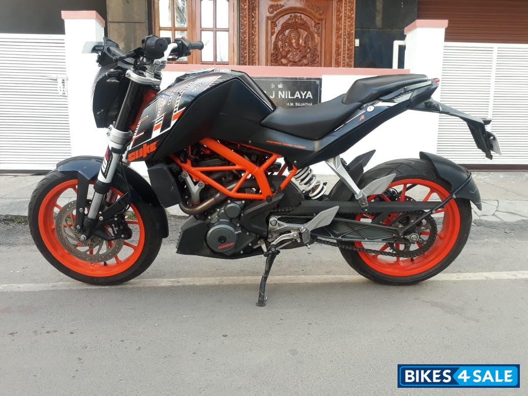 Black KTM Duke 390